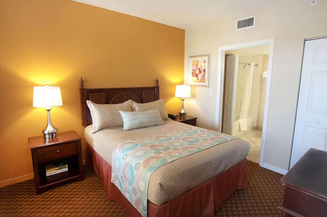1 Bedroom, Suite, Queen Bed, Vacation Village At Weston 4/9