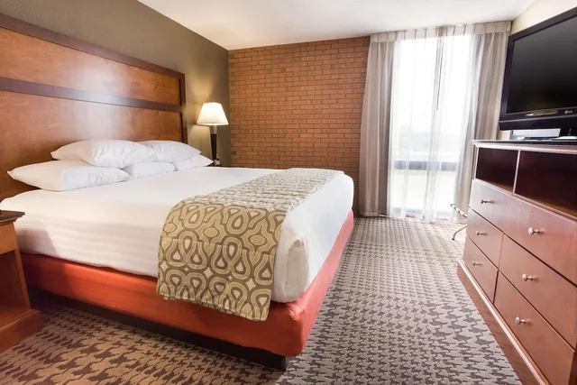 جناح بسرير كينج بغرفتين مع أريكة بحوض استحمام لذوي الإعاقة، Drury Inn and Suites Jackson 1/2