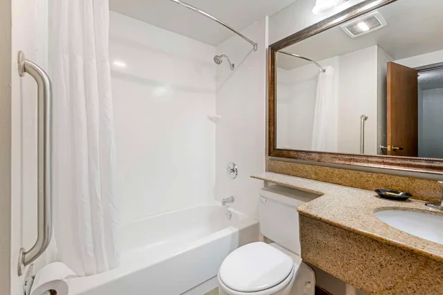 غرفة بسرير كينج بإطلالة على المسبح، Best Western Plus New Ulm 4/4