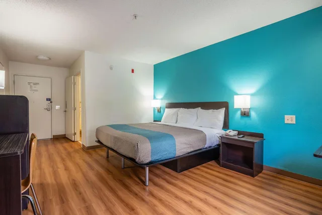 غرفة بسرير كينج للمدخنين، Motel6 Rocky Mount, NC 4/10