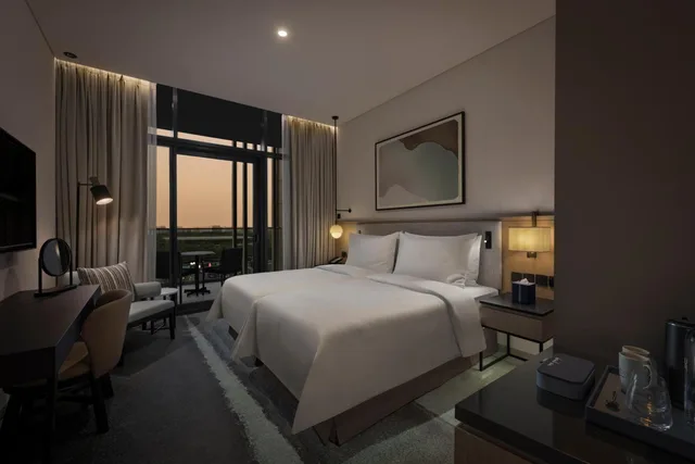 Deluxe Room Twin Boulevard View with Balcony، Vida Aljada 3/6