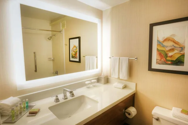 غرفة بسرير كينج وسرير كوين لذوي الإعاقة، DoubleTree by Hilton Hotel Spokane City Center 2/5