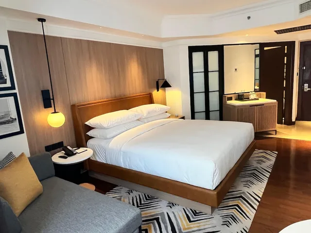 غرفة ديلوكس بسرير كينج بشرفة، Sheraton Jakarta Soekarno Hatta Airport 2/10