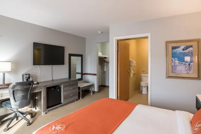 Drive Up, Queen Bed، Amsterdam Inn & Suites Moncton 2/2