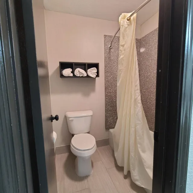 غرفة بسرير كينج للمدخنين، HomeStay Inn & Suites Russellville 2/5