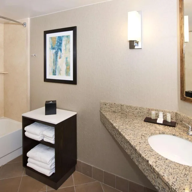 جناح بسرير كينج بغرفتين مع أريكة، Embassy Suites by Hilton Portland Washington Square 5/7