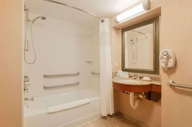 غرفة بسرير مزدوج، Hampton Inn & Suites Poughkeepsie 2/2