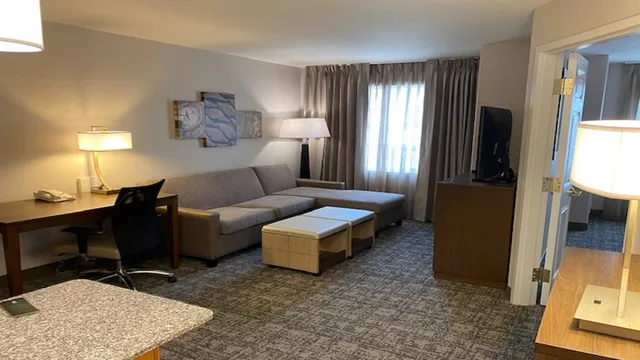 جناح بسرير كينج وسريرين كوين بغرفتي نوم مع أريكة بمطبخ، Staybridge Suites Hotel Calgary Airport 7/10