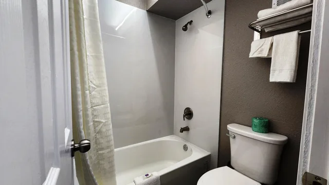 Room, Double Bed, Studio6 Alvin, TX 5/8