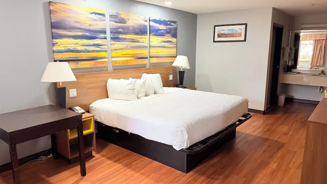 جناح بسرير كينج بمطبخ للمدخنين لذوي الإعاقة، Days Inn & Suites by Wyndham Winnie 4/7