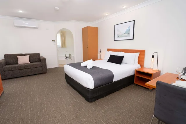 Standard, Queen Bed, Jetted Tub, Best Western Tuscany On Tor Motor Inn 1/4