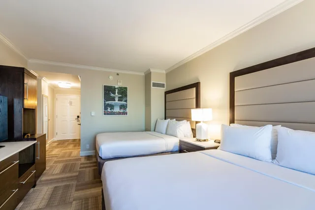 غرفة بسريرين كوين بشرفة، Holiday Inn Express Savannah Historic District 1/9
