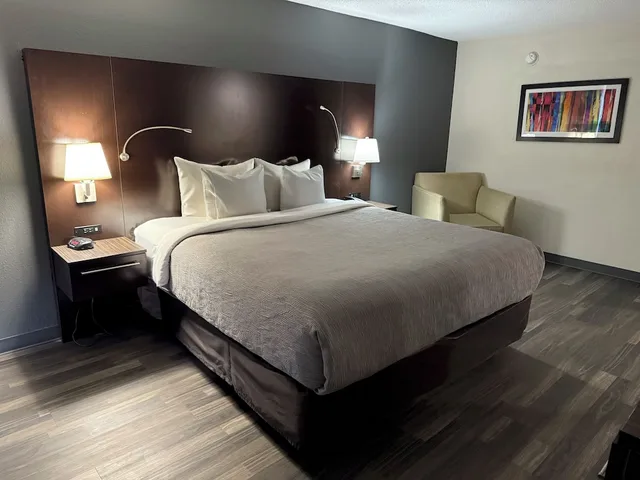 جناح بسرير كينج وسريرين مزدوجين، Quality Inn & Suites Livonia - Detroit 2/16