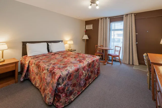 غرفة بسرير كوين، Hôtel & Suites Monte-Cristo 1/2