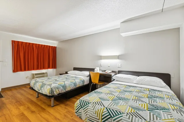 Deluxe, 2 Double Beds, Motel6 Piscataway, NJ 4/10