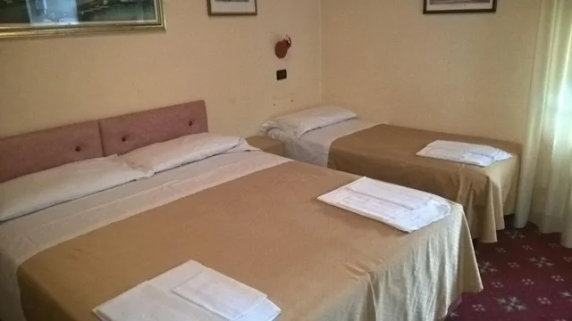 غرفة ثلاثية، Hotel Parigi 5/8