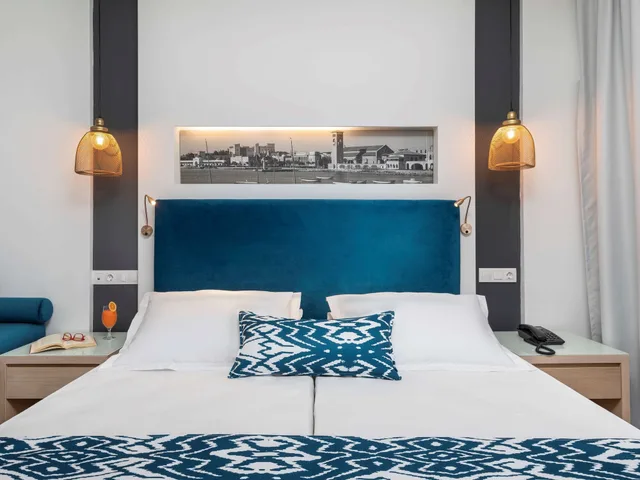 غرفة سوبيريور بسريرين منفصلين بشرفة مع أريكة، Mercure Rhodes Alexia Hotel & Spa 2/9