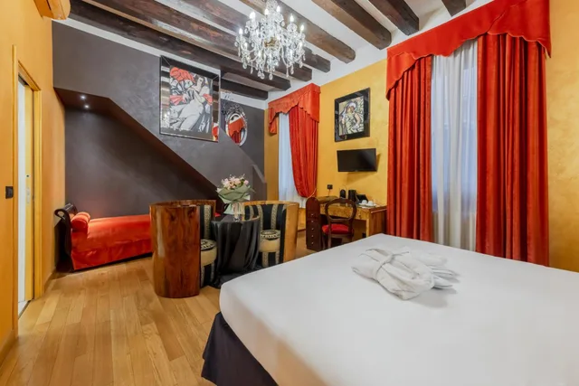 Superior, Queen Bed, Ca Dell Arte Hotel 3/10
