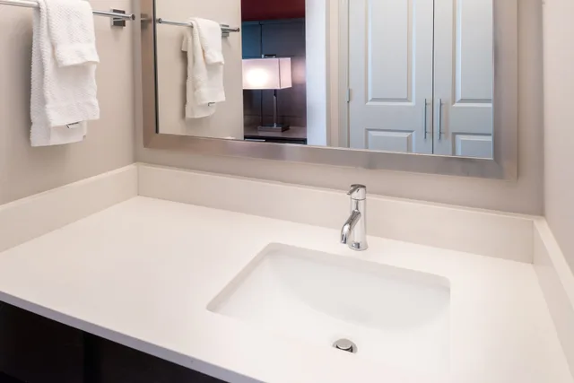 جناح بسريرين كينج بغرفتي نوم مع أريكة بمطبخ، STAYBRIDGE SUITES LAKE CHARLES 1/2
