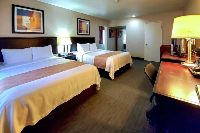 Suite, 1 Double and 2 Queen Beds، Quality Inn & Suites Anaheim at the Park 3/4