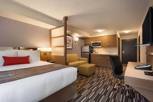 جناح بسرير كوين بمطبخ، Microtel Inn & Suites by Wyndham Oyster Bay 3/6