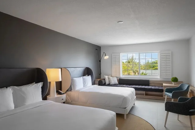 غرفة بسريرين كوين، The Locale Hotel Grand Cayman 1/2
