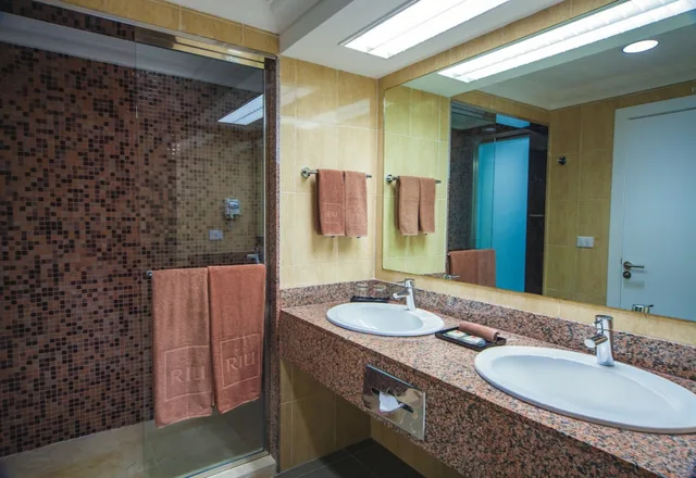 غرفة قياسية بسرير كينج بإطلالة على البحر، Riu Cancun - Adults Only - All Inclusive 2/2