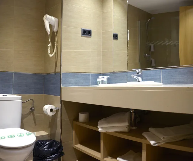 غرفة قياسية رباعية بسرير مزدوج وسريرين منفصلين، Caprici Beach Hotel & Spa 4/6