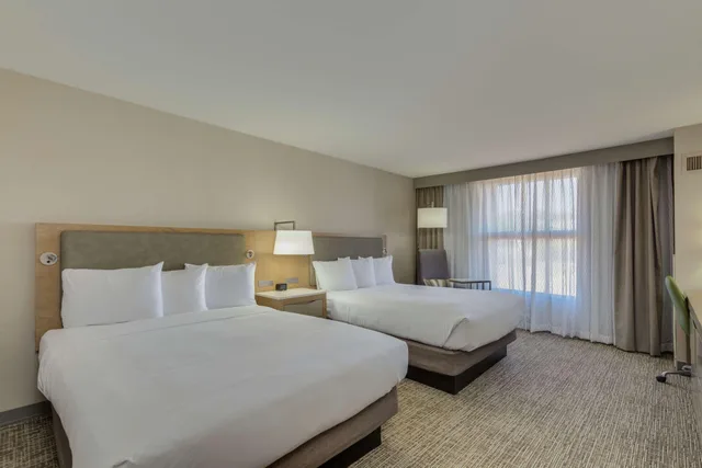 غرفة بسرير كينج، DoubleTree by Hilton Phoenix Chandler 2/3
