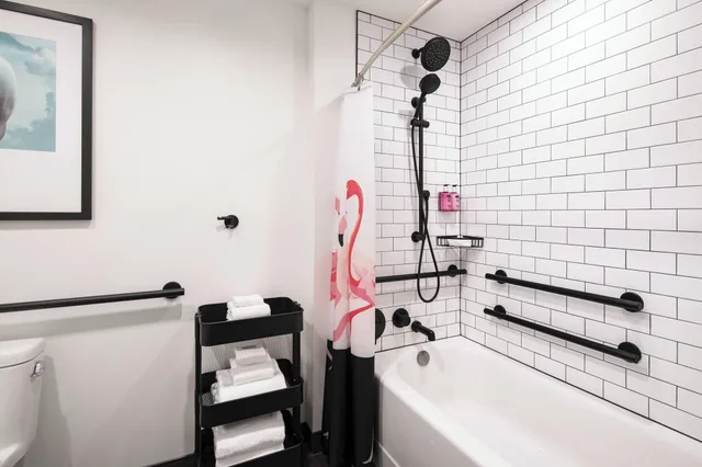 غرفة بسرير مزدوج بإطلالة، Moxy Louisville Downtown 5/6