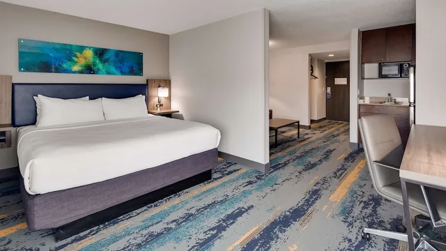 غرفة قياسية كبيرة بسرير كينج مع أريكة، Best Western Plus Augusta North Inn & Suites 2/3
