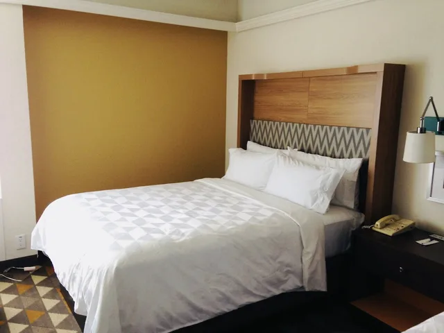 غرفة قياسية بسريرين منفصلين، Holiday Inn Suites Pittsfield Berkshires 2/4