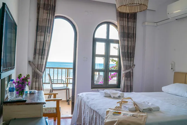 غرفة بسرير مزدوج أو سريرين منفصلين بإطلالة على البحر، Diplomat Hotel 4/10