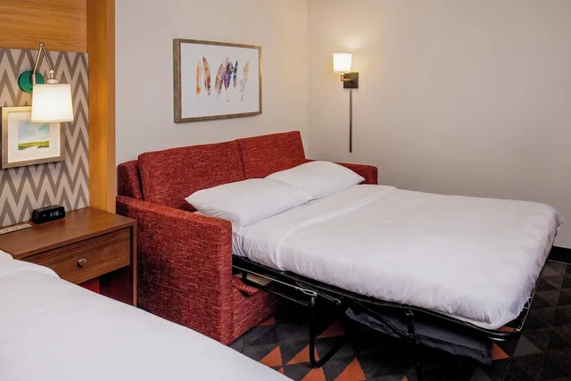 غرفة قياسية بسرير كينج مع أريكة، Holiday Inn Newport News - Hampton 2/5