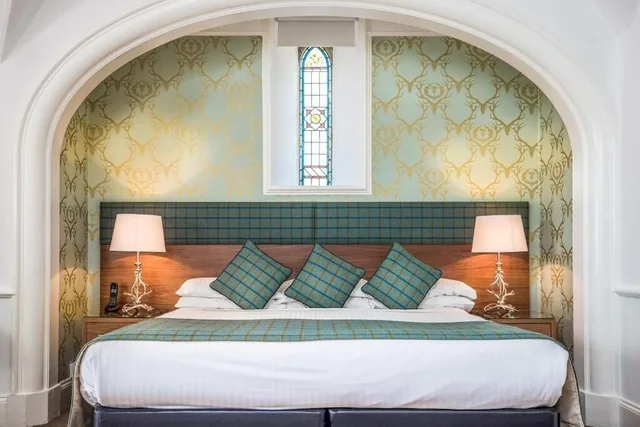 غرفة تنفيذية عائلية بسرير مزدوج مع أريكة في الطابق الأرضي، Belvilla Inverness Craigmonie Hotel 6/10