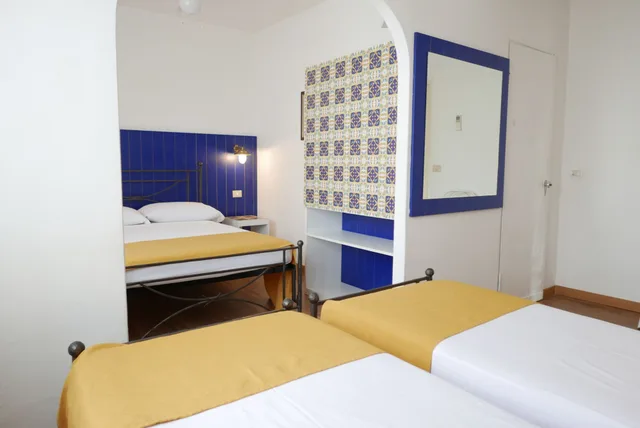 غرفة عائلية بسرير مزدوج وسريرين منفصلين بإطلالة على البحر، Hotel Torre Dei Borboni 1/8