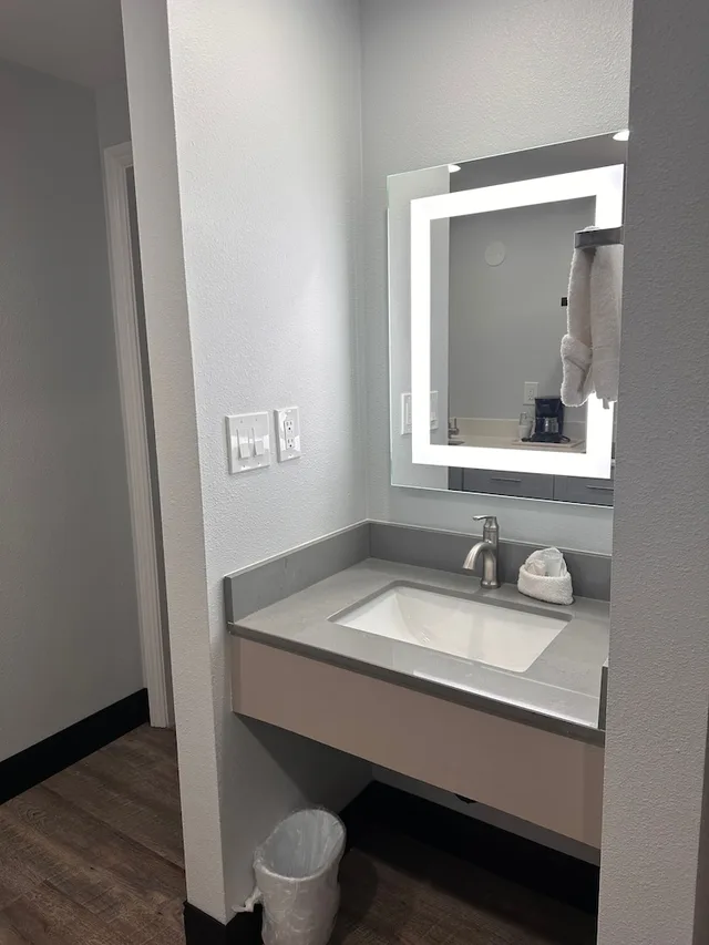 غرفة قياسية بسرير كينج بمطبخ صغير، Studio6 Eureka, CA - Old Town 8/10