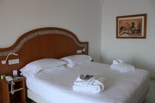 غرفة كلاسيكية بسريرين منفصلين بإطلالة على البحر بشرفة، Hotel Tramonto d'Oro 4/7