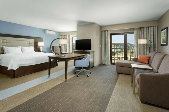 جناح استوديو بسرير كينج بإطلالة على النهر بشرفة مع أريكة، Hampton Inn & Suites Napa 4/10