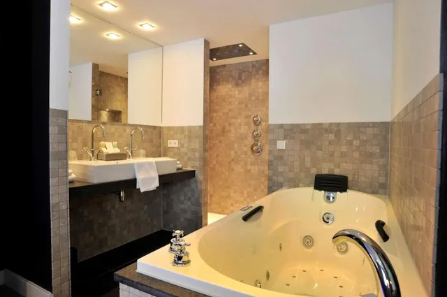 Theme, Superior, Suite, King Bed, Sofa, Living Area, Golden Tulip West Ende 5/6