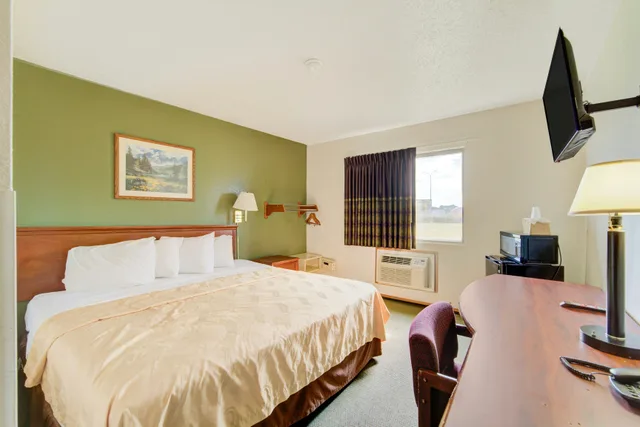 غرفة بسرير كوين للمدخنين، Capital O Amerihost Inn and Suites Kingdom City Hwy 54 MO 3/5