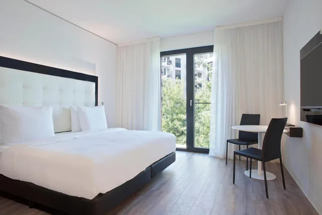 Innside, Queen Bed, INNSiDE Frankfurt Ostend 1/4