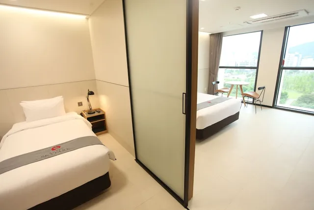 غرفة ديلوكس عائلية بسريرين منفصلين وسرير مزدوج وسريرين منفصلين، Hotel Skypark Daejeon I 3/6