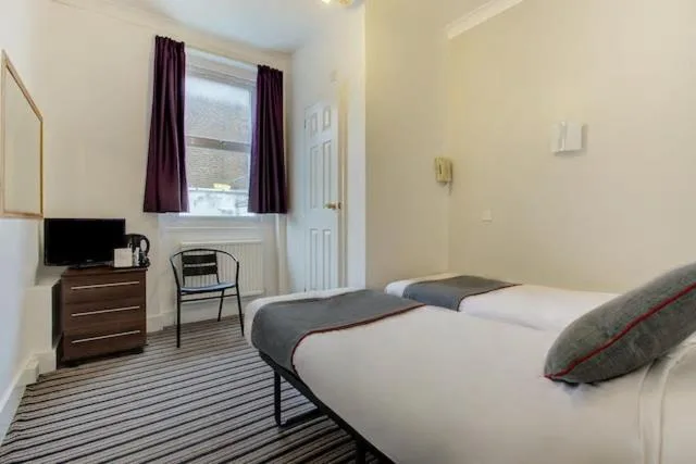 غرفة قياسية بسريرين منفصلين بحمام مشترك، Enrico Hotel 1/1