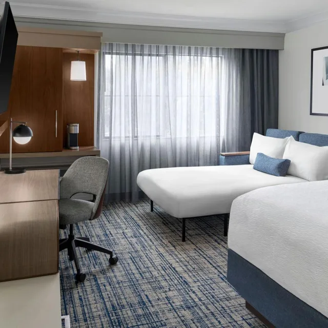 Room, King Bed, Bathtub, Accessible, Courtyard By Marriott Palo Alto Los Altos 4/5