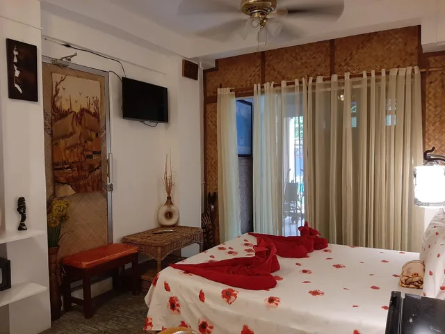Gold, Lala Panzi Bed And Breakfast 2/3