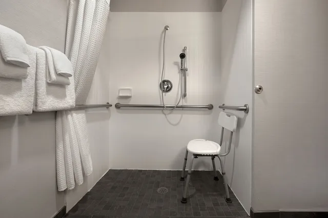 غرفة قياسية بسريرين كوين لذوي الإعاقة، Courtyard By Marriott Portland Southeast Clackamas 3/3