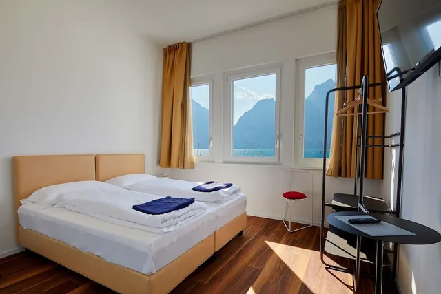 غرفة كلاسيكية بسرير كوين بإطلالة على البحيرة، HOTEL PARADISO 1/6