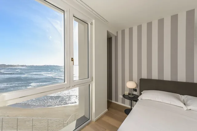 غرفة ثلاثية بسرير كوين وسرير فردي بإطلالة على البحر، Hotel Punta Tipa 3/4