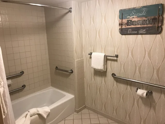 Garden, 2 Queen Beds, Pool View, Kitchen, Accessible، Sun Viking Lodge 3/3